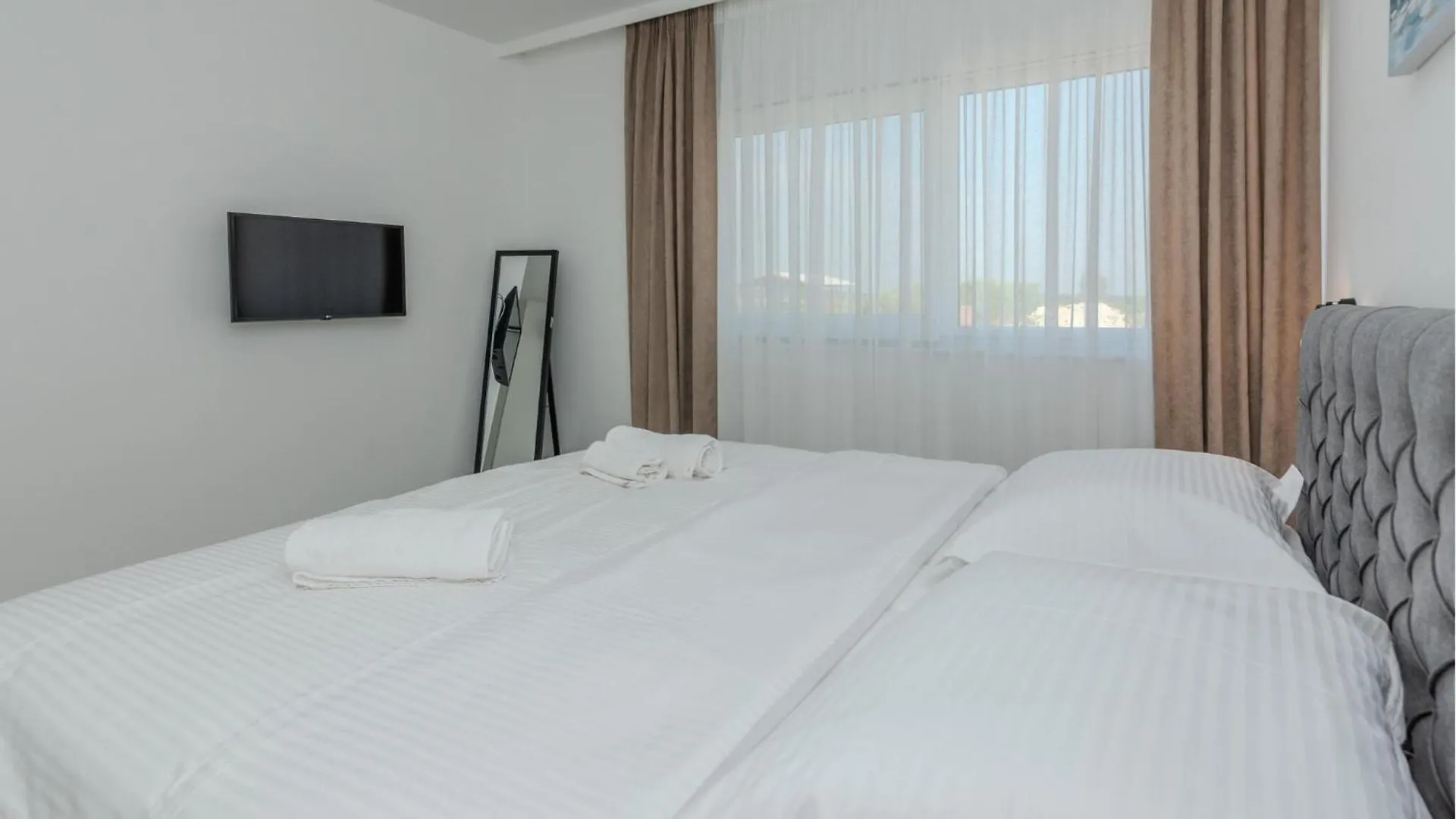 Lovely Home In Vrsi With Wifi